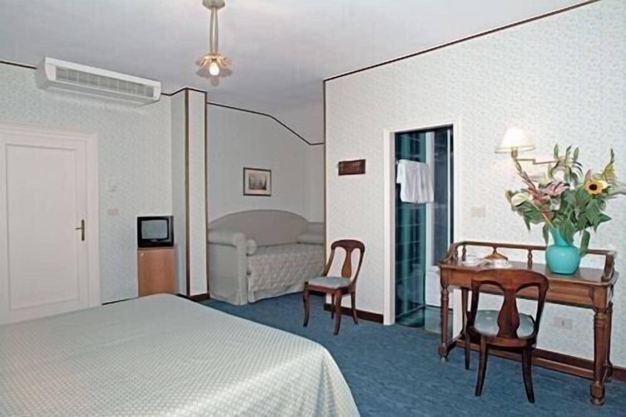 Hotel La Meridiana Venetië-Lido Buitenkant foto