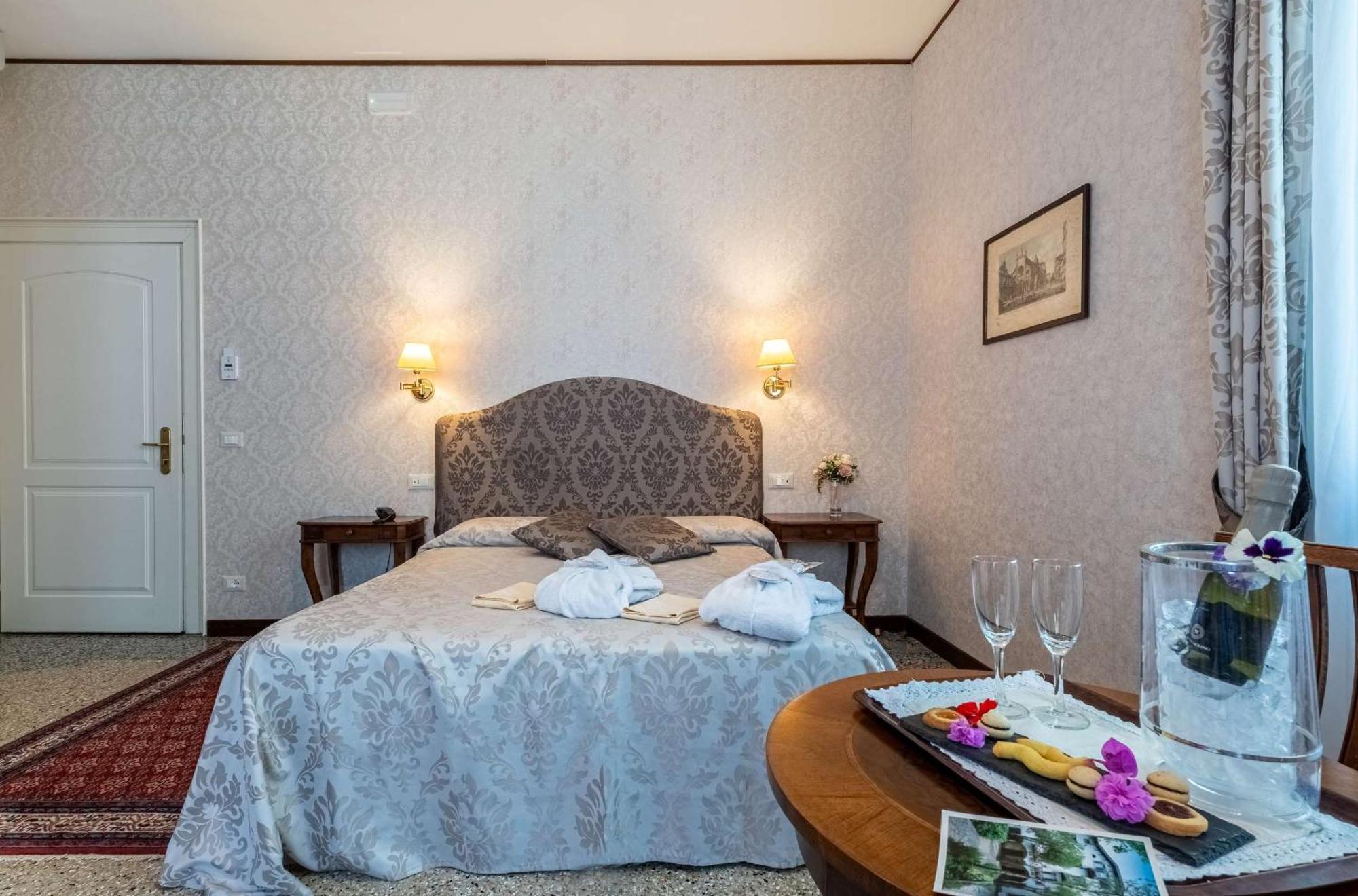 Hotel La Meridiana Venetië-Lido Buitenkant foto